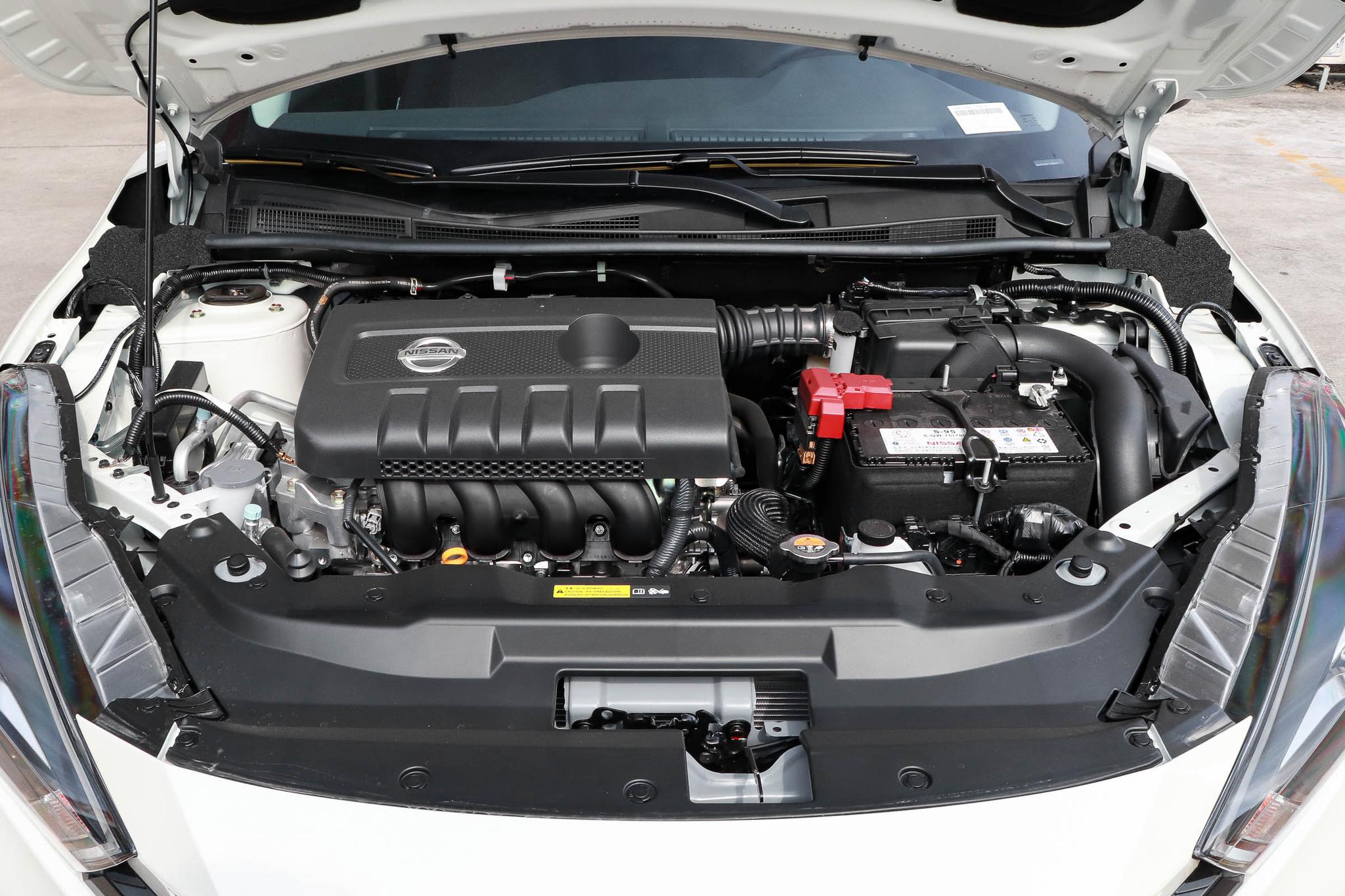 体验日产蓝鸟，油耗低至5.2L，搭载1.6L发动机，起售价12.59万元