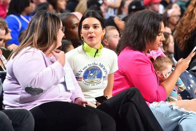 nba吉祥物为什么看见龙妈(NBA赛场火辣女星！卡戴珊五妹亮眼，恩比德做了痴汉，示爱蕾哈娜)