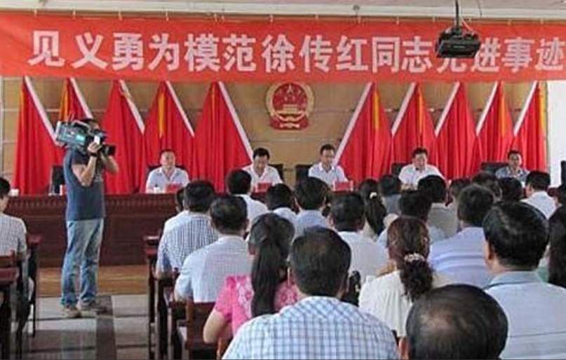 2014年，徐传红勇救母子3人牺牲，政府补偿66万，葬礼上千人送行