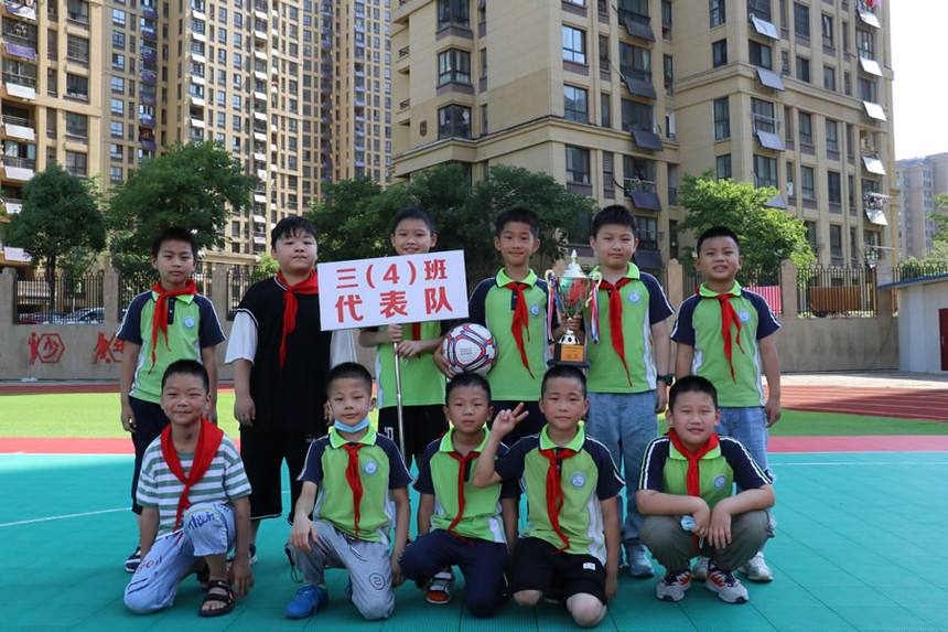 校园足球赛颁奖词(望城岗小学举行首届“勇士杯”足球赛颁奖仪式)