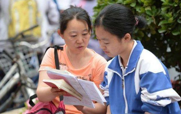 距离高考仅剩4个月，高考女生在酒吧努力学习，评论区却一片狼藉