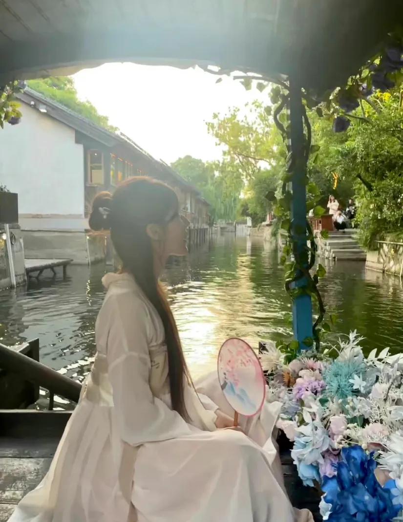 赵露思的汉服照好温柔啊！长相甜美可人气质温柔大气