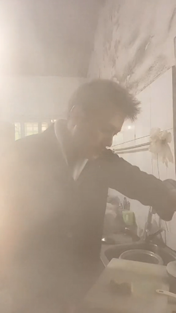 37岁男演员定居农村，下地干活浑身是泥，照顾九旬奶奶住简陋平房