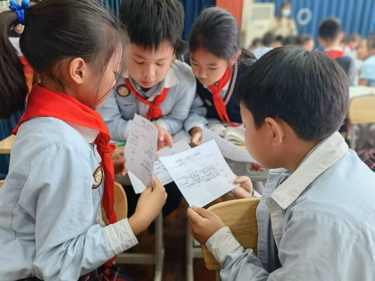 中和小学开展主题为“信息技术支持下的习作专题研修”研讨活动
