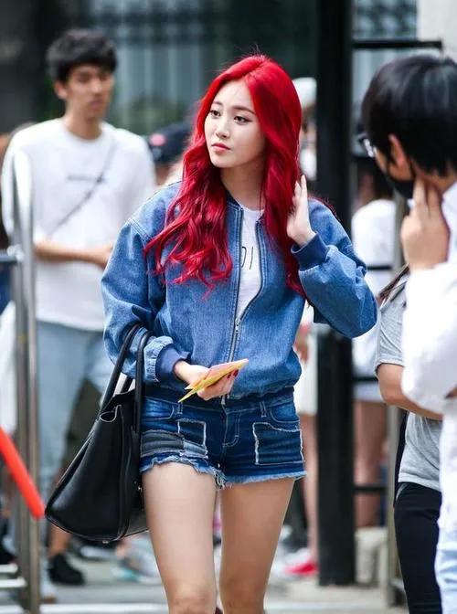 韩国"五亿长腿"的金亚荣,现身某品牌活动现场