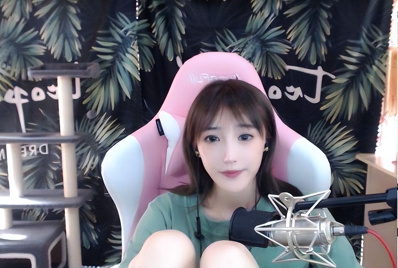 中国电竞圈女神(lol女主播豚豚cos星守狐狸,超高颜值太还原,弹幕直呼