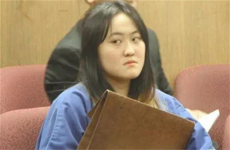 美女被虐图片(「重案纪实」中国留美女“校霸”欺虐同胞，被捕时还面带微笑)