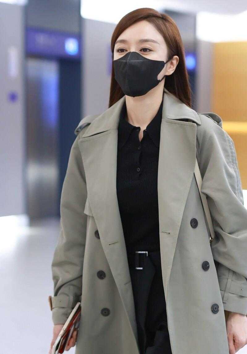 灰色风衣里面搭配什么衣服好（灰色风衣这样搭回头率超高）