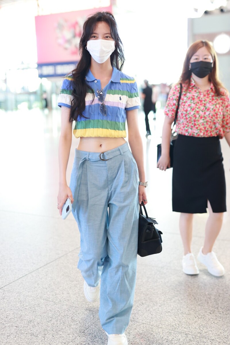 街拍：宋妍霏Ralph lauren条纹polo蓝色阔腿裤时尚休闲