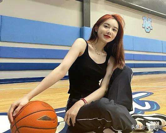 nba女主持人都有哪些人（美娜凭什么能够力压周玲安孟超沈洋陆垠箐成NBA第一篮球女主播？）