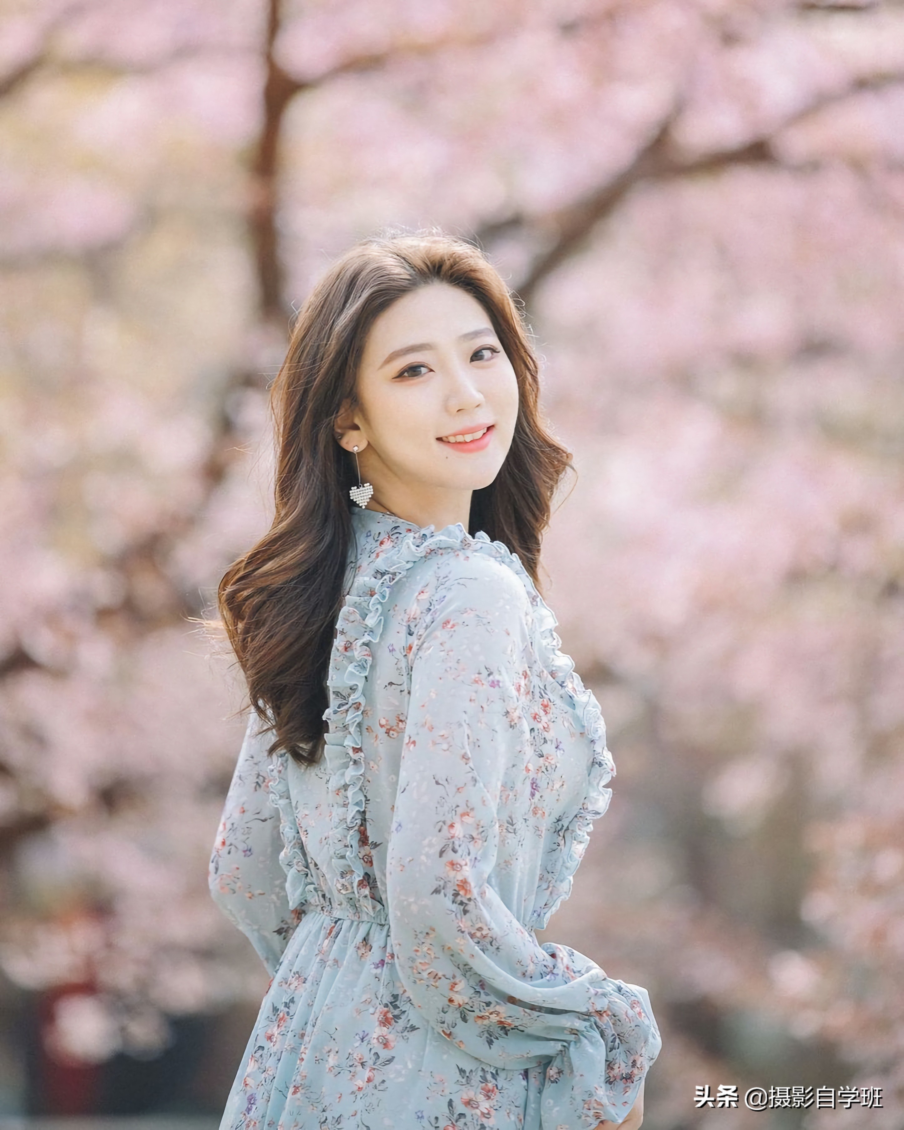 如何拍照摆姿势好看(6个摄影摆姿技巧,日常生活照片想自然美,就这么拍