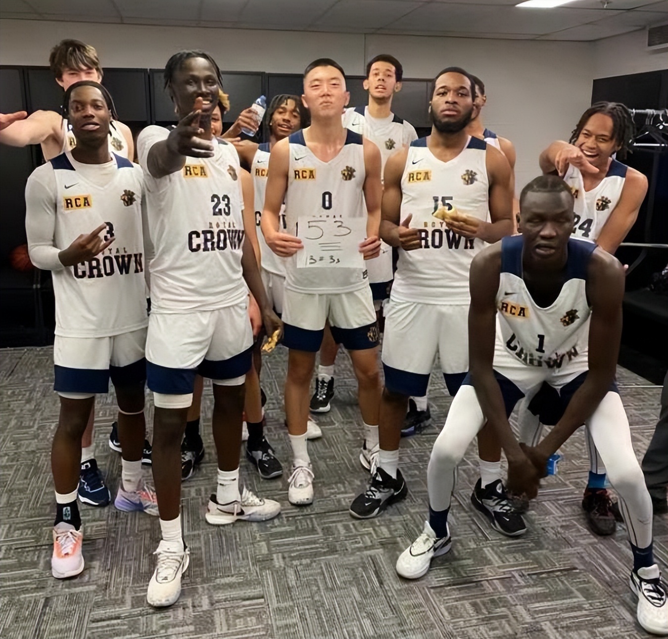 nba現在還有哪些中國人（轟53分+13記三分！中國17歲天才出爐：2米01神槍留洋，未來沖NBA）