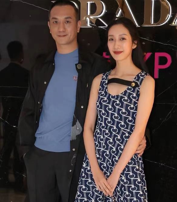 与张艺凡手牵手,应该是出一种本能的帮忙,是一种大哥哥照顾小妹妹的