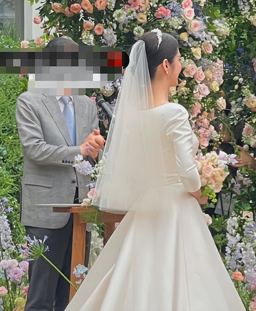 张娜拉结婚现场曝光！和老公贴身拥吻太甜蜜，五官大变似少女