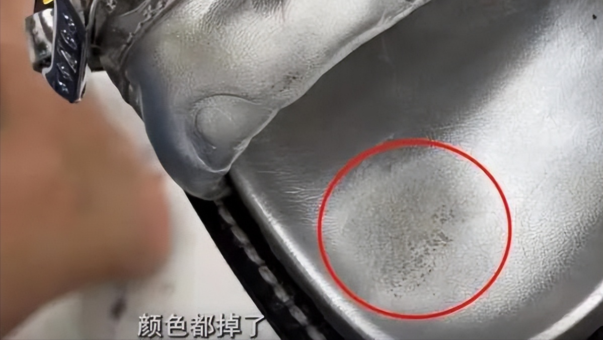 花8450元购得一双名牌凉拖，穿三次就掉色，店员：你还能穿三次？