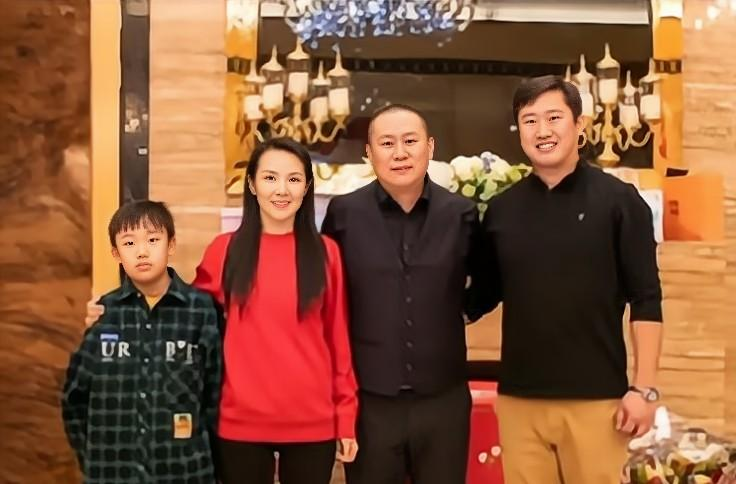 管彤临时有事不能赴约,他也温文尔雅地表示没关系