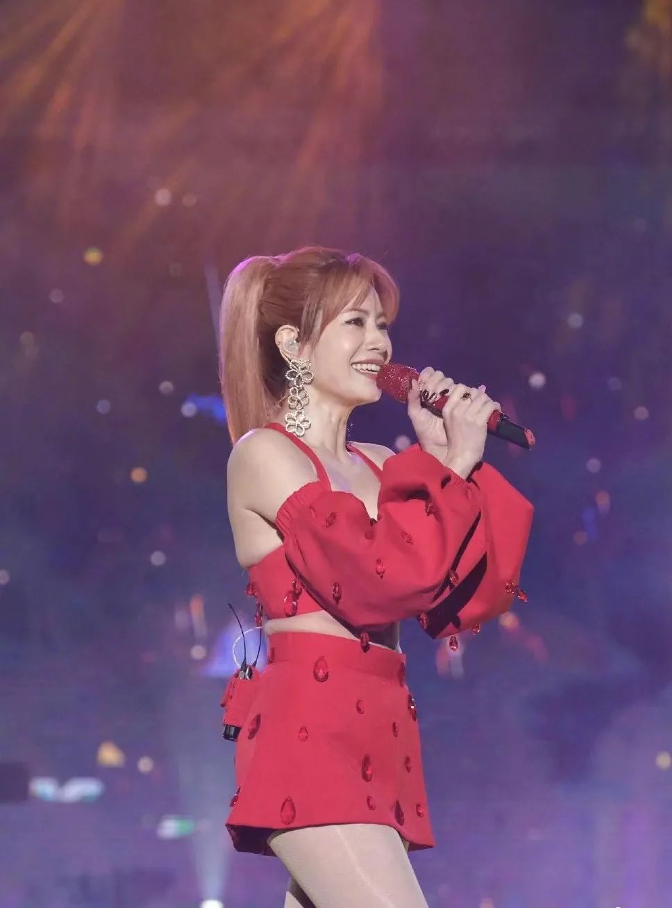 19岁一曲爆红逆天改命!经历抑郁,雪藏,如今45岁她还能翻红吗?