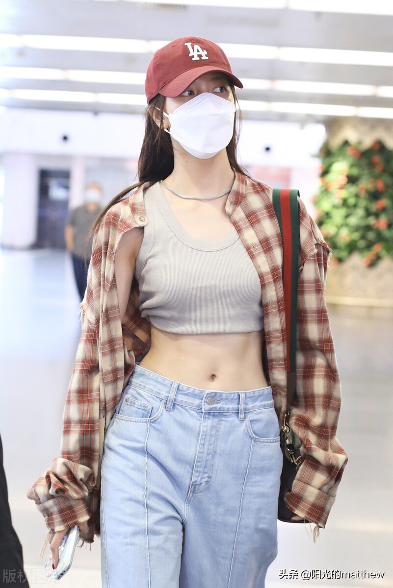 街拍：宋妍霏格纹衬衫+露腰短内搭+渐变色牛仔裤洋气吸睛
