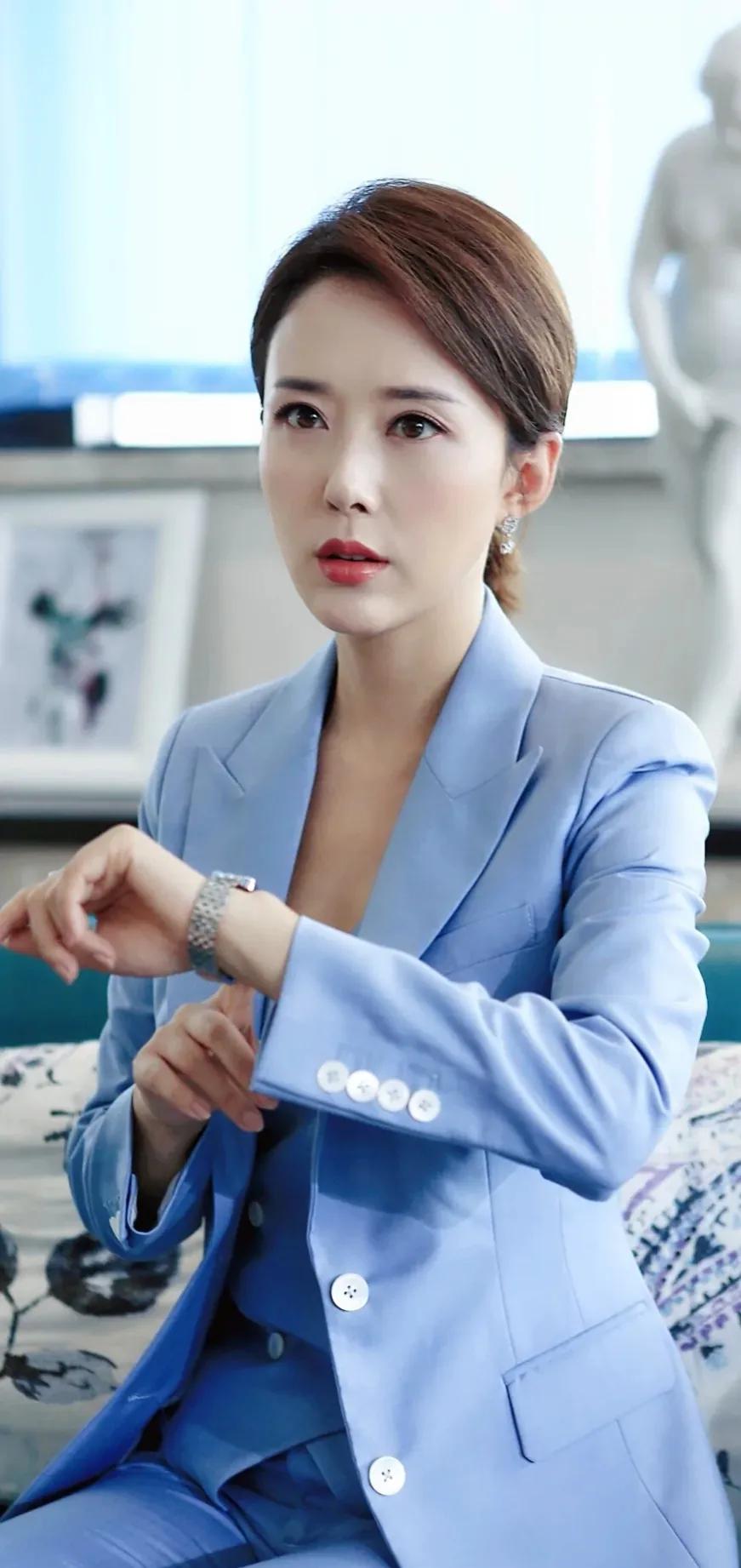 颜丹晨温柔对自己，打败时间，时尚又有女人味的美图合集