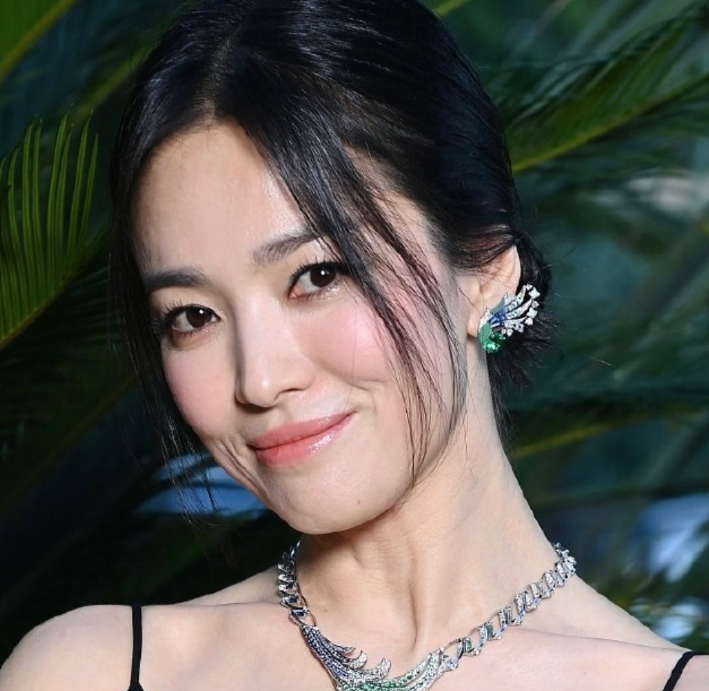 42岁宋慧乔外网生图翻车，法令纹多还地包天，被嘲有点儿凶相