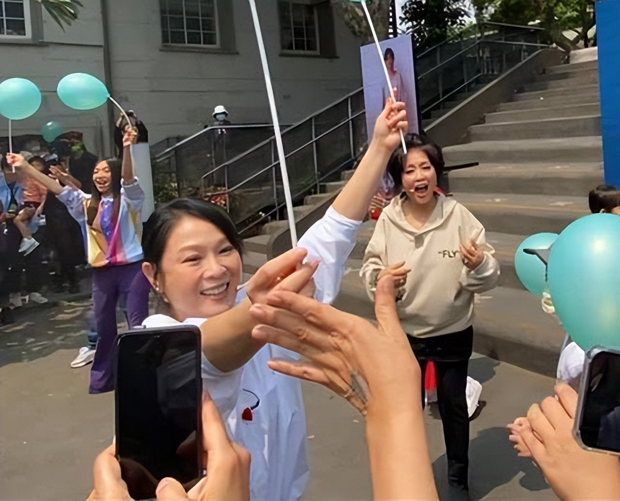 刘若英颜值下滑崩塌，身材也发福不行了，但53岁还有清纯气质