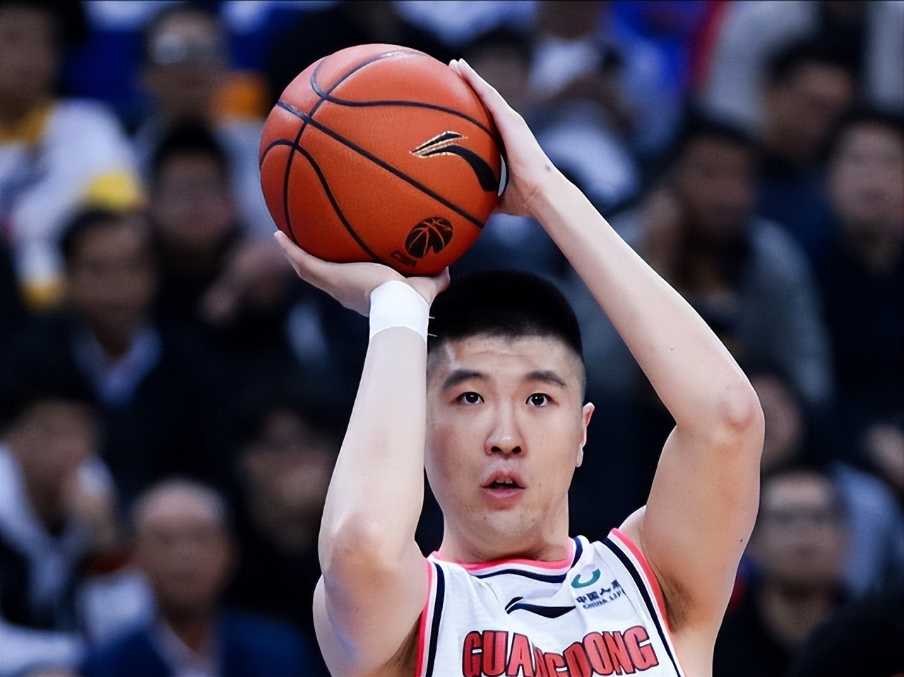 广州东莞cba球队球员名单（宏远12人大名单出炉 杜锋派出8大投手投死北京 2米26新星入选引争议）