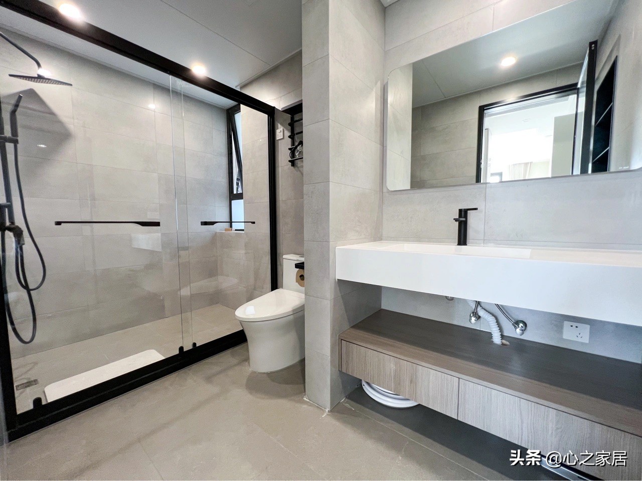 80㎡两室两卫装修的简约别致，空间利用充实，主卧衣帽间独特时尚