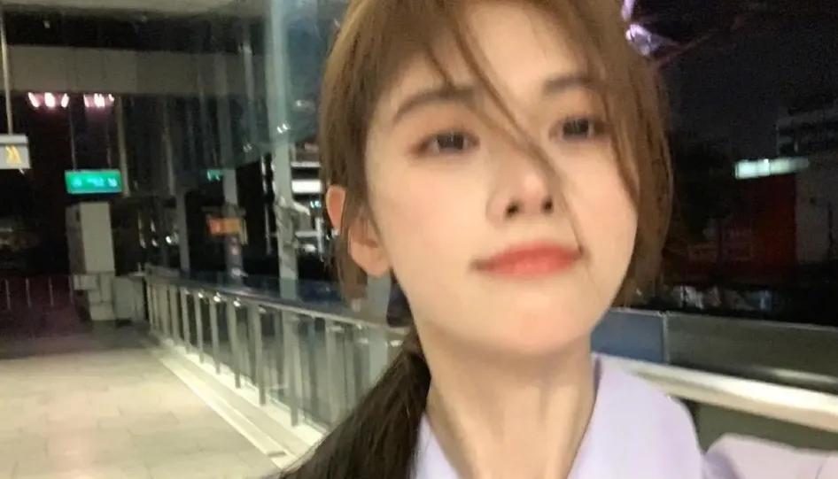 鞠婧祎在街头遭女助理摸屁股，竟成热搜，网友痛骂狗仔不道德