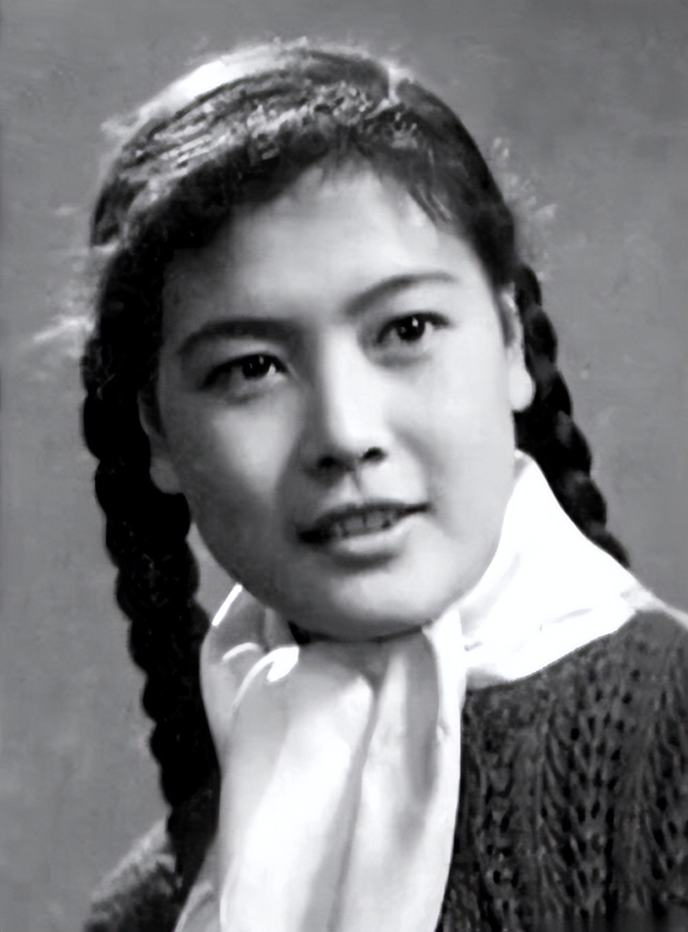 她是70年代最红女星,父母早逝,婚姻不幸,53岁因病去世