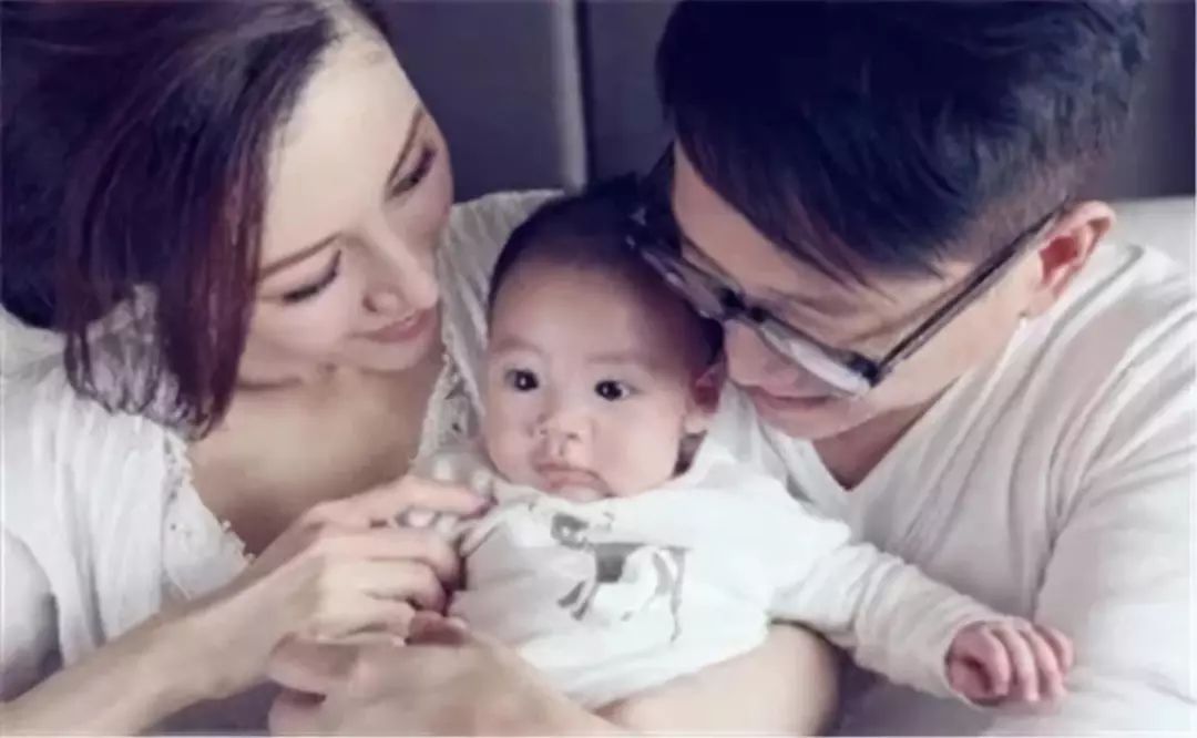看到刘烨女儿的近照,终于明白混血儿的心酸,周华健比儿子显年轻