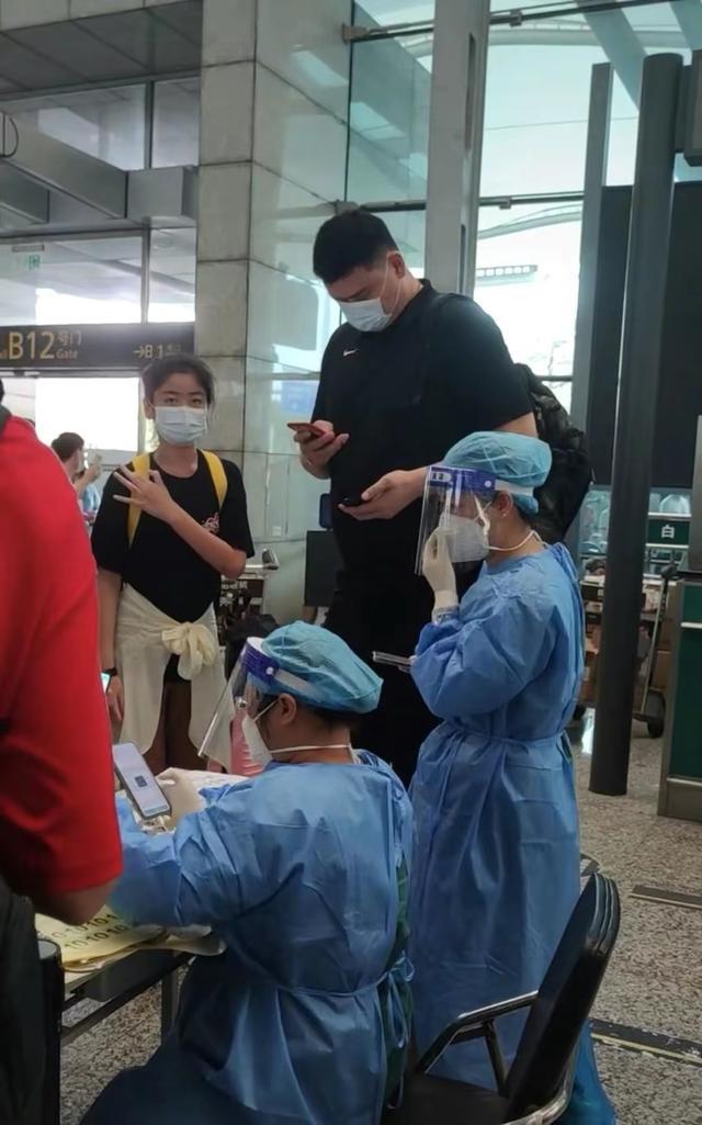 姚明女兒今年多高了（姚明與女兒同框做核酸！12歲姚沁蕾身高近1米8，打扮低調(diào)長腿吸睛）