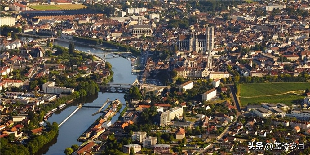 法甲指的是什么（足球岂止大都会！全城不足十万人，这些球队却站在了五大联赛）