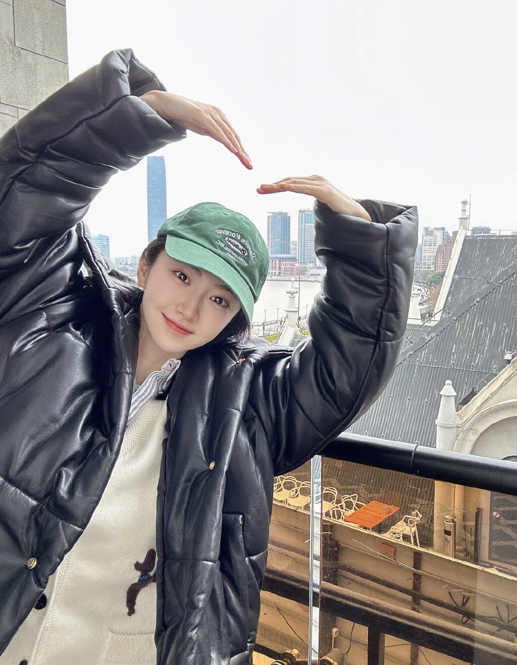 景甜真的是越来越美了,穿卫衣像是"大学生",让人猜不出年龄