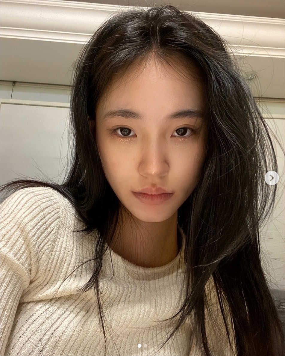 小S二女儿晒怼脸自拍，颜值高气质佳被喊话出道，S妈点赞外孙女