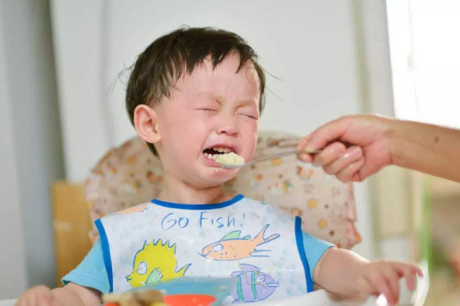 喂一口吐一口，宝宝为啥不肯吃辅食？不同原因要有不同对策