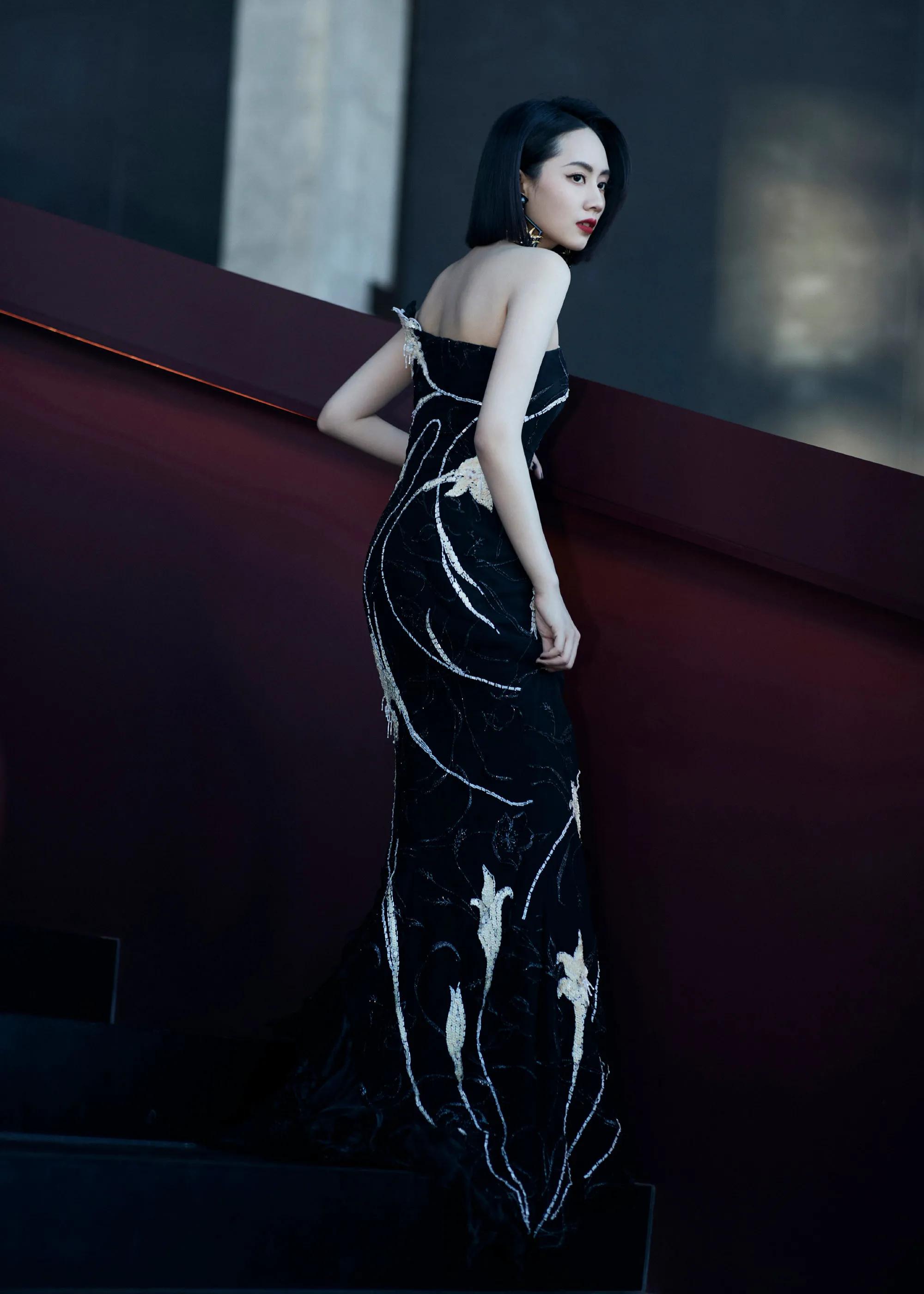 甜美歌手刘惜君穷到穿19年前的衣服唱歌,出道至今没绯闻!