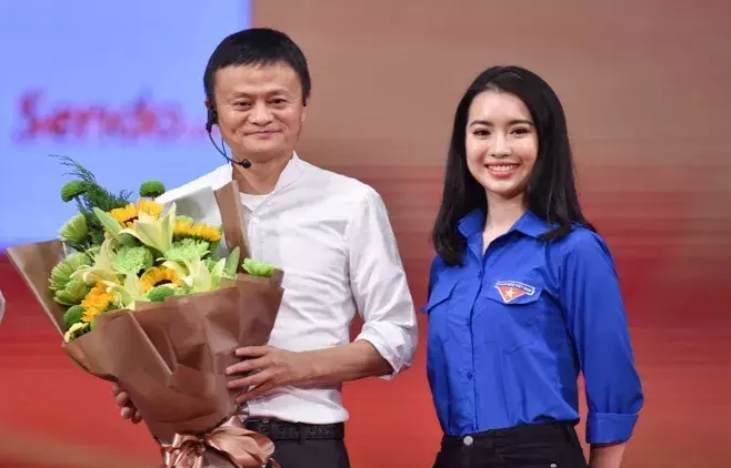 2017年，与马云对话的越南大学校花吴庆玲，如今已毕业考虑从商