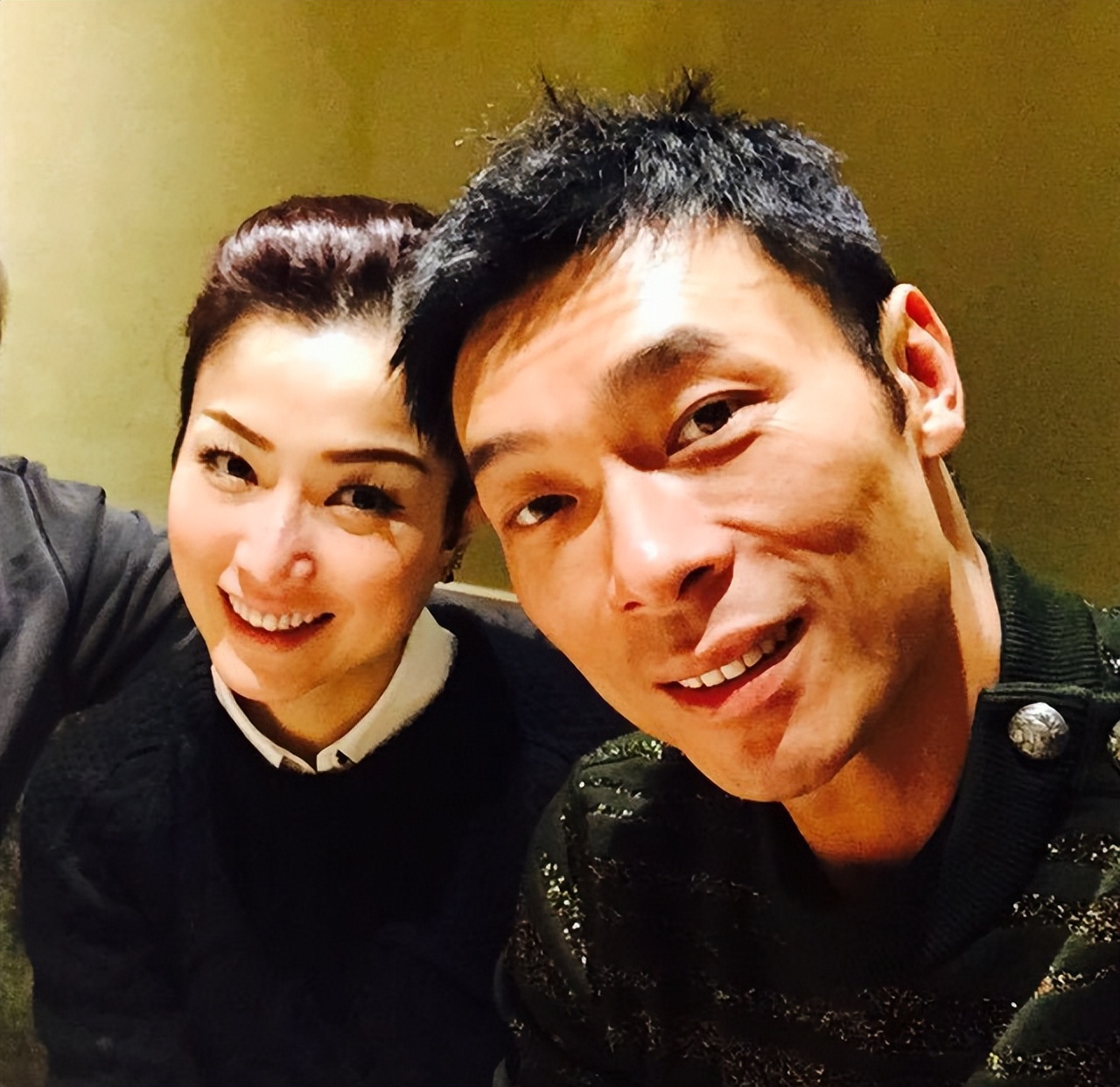 许志安被爆与韩红街头热吻,遭嘲讽"不挑食",两人究竟是何关系