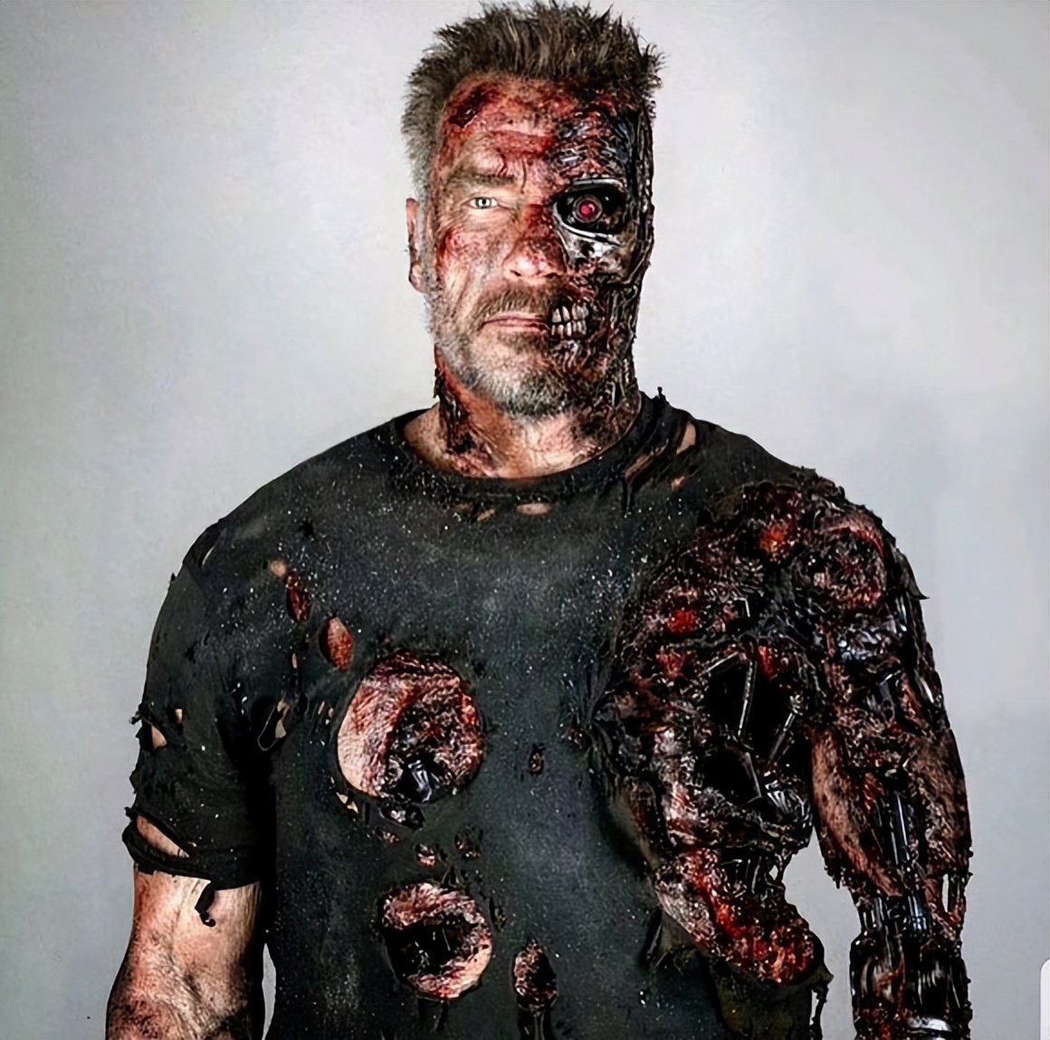 这战损实在是太帅了《终结者》系列成就了施瓦辛格,同时施瓦辛格也