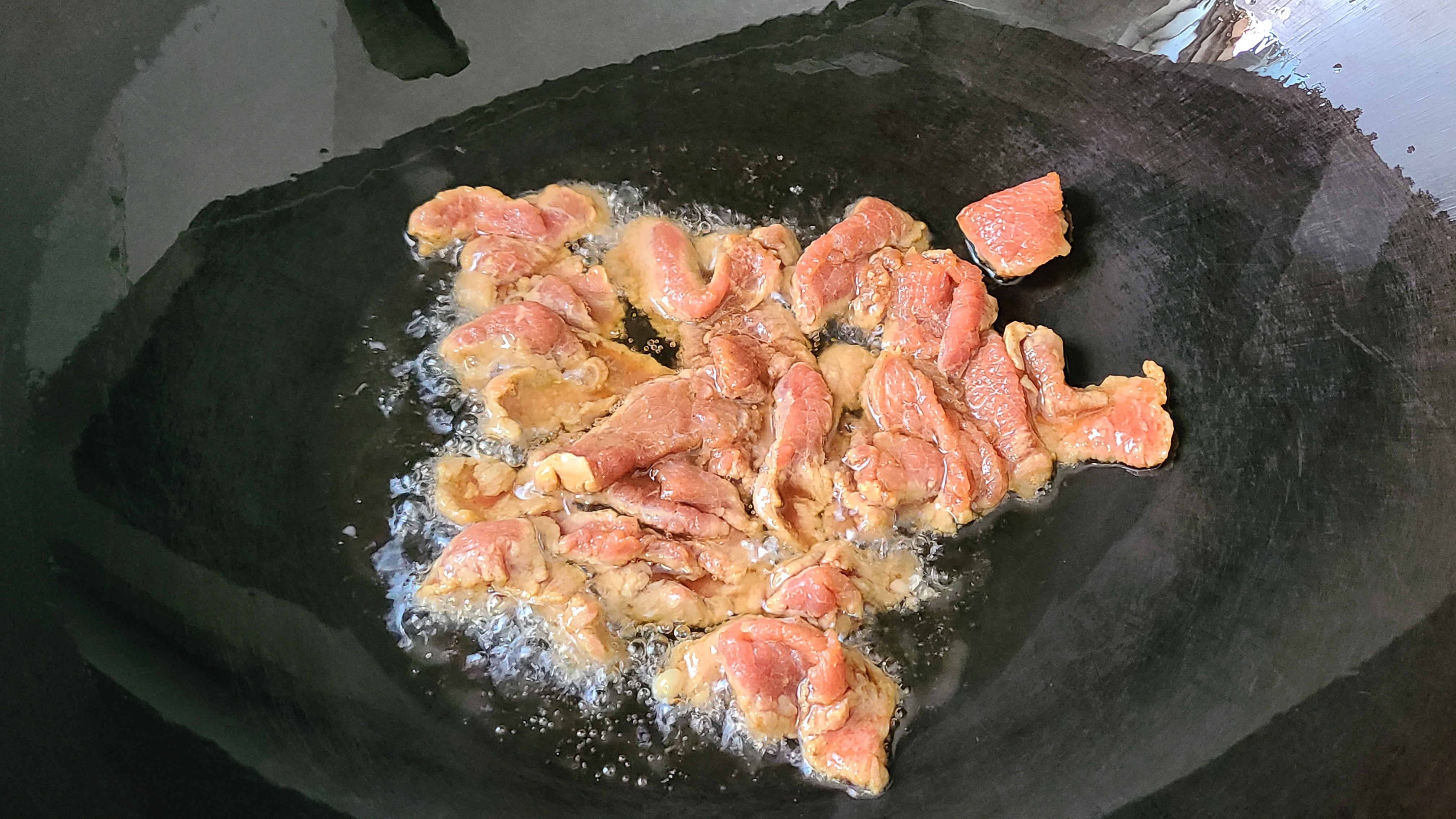 牛肉滑蛋，一道在广东出了名的美食，肉香嫩滑，做法还简单