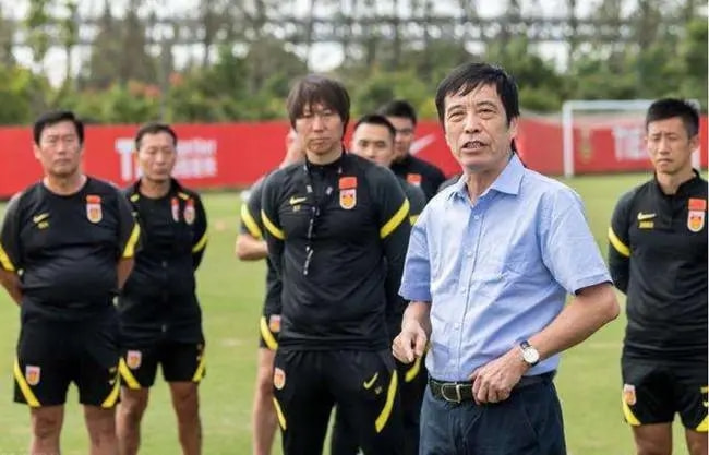 也有必要給部分老隊員放假</h2>

<p>　　《足球報》這樣寫道：“由于無緣世界杯，加上部分老隊員表現糟糕，所以在接下來的兩場12強賽中，派年輕球員出戰是最好的選擇。在這種情況下，國足征調了10名球員。</p>

<p>　　罵聲<img alt=