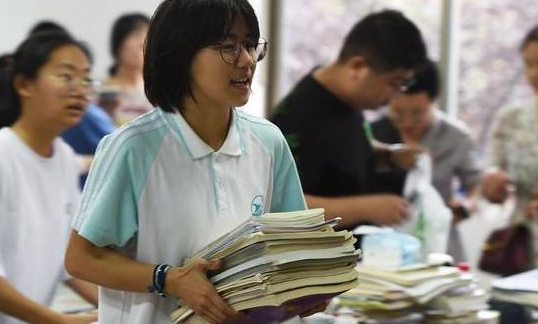 “双减”政策实施后，公立与私立学校差距显现，有家长表示后悔