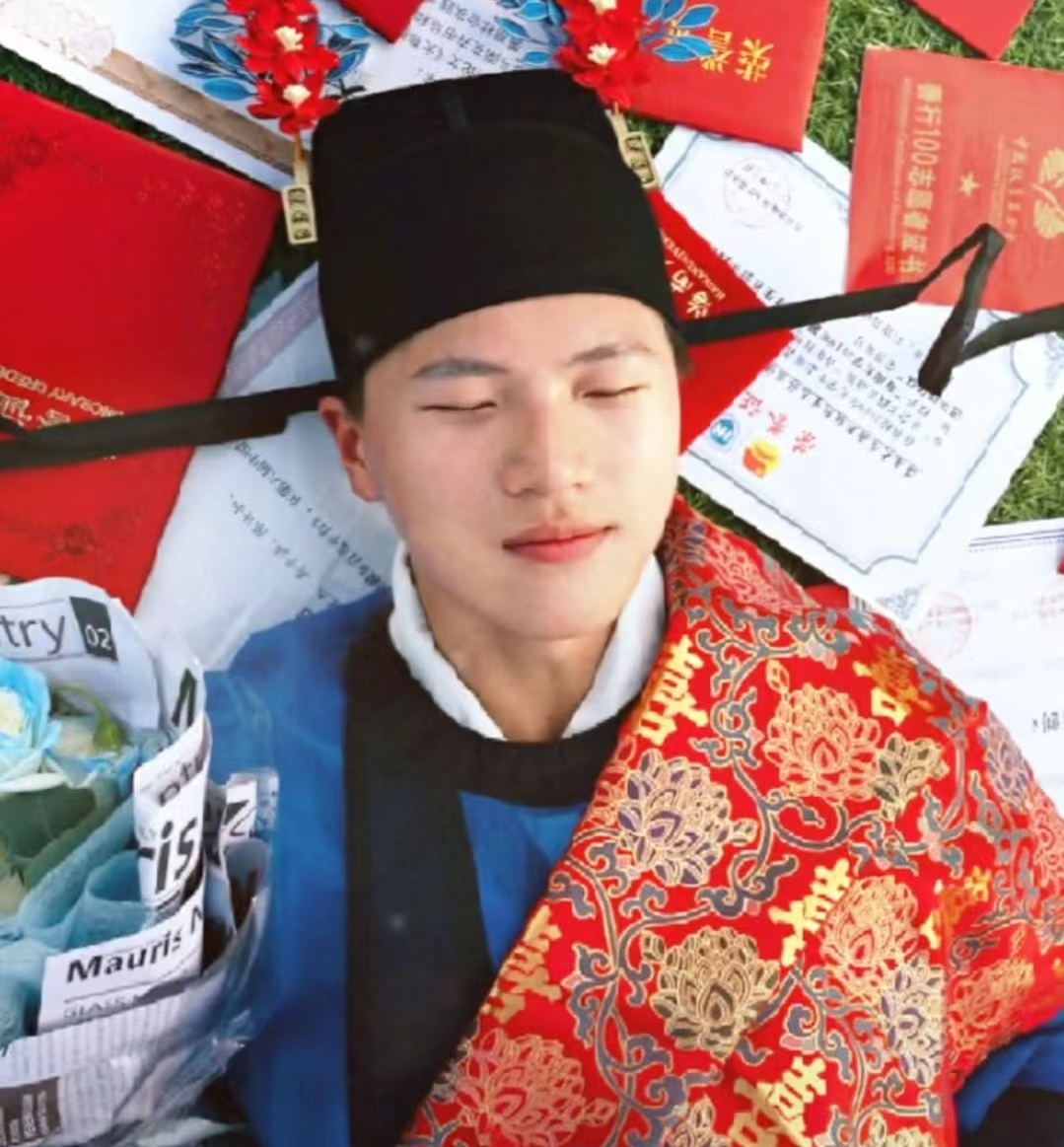 男大学生长相帅气，穿着“汉服”拍毕业照，他的一席话叫人称赞