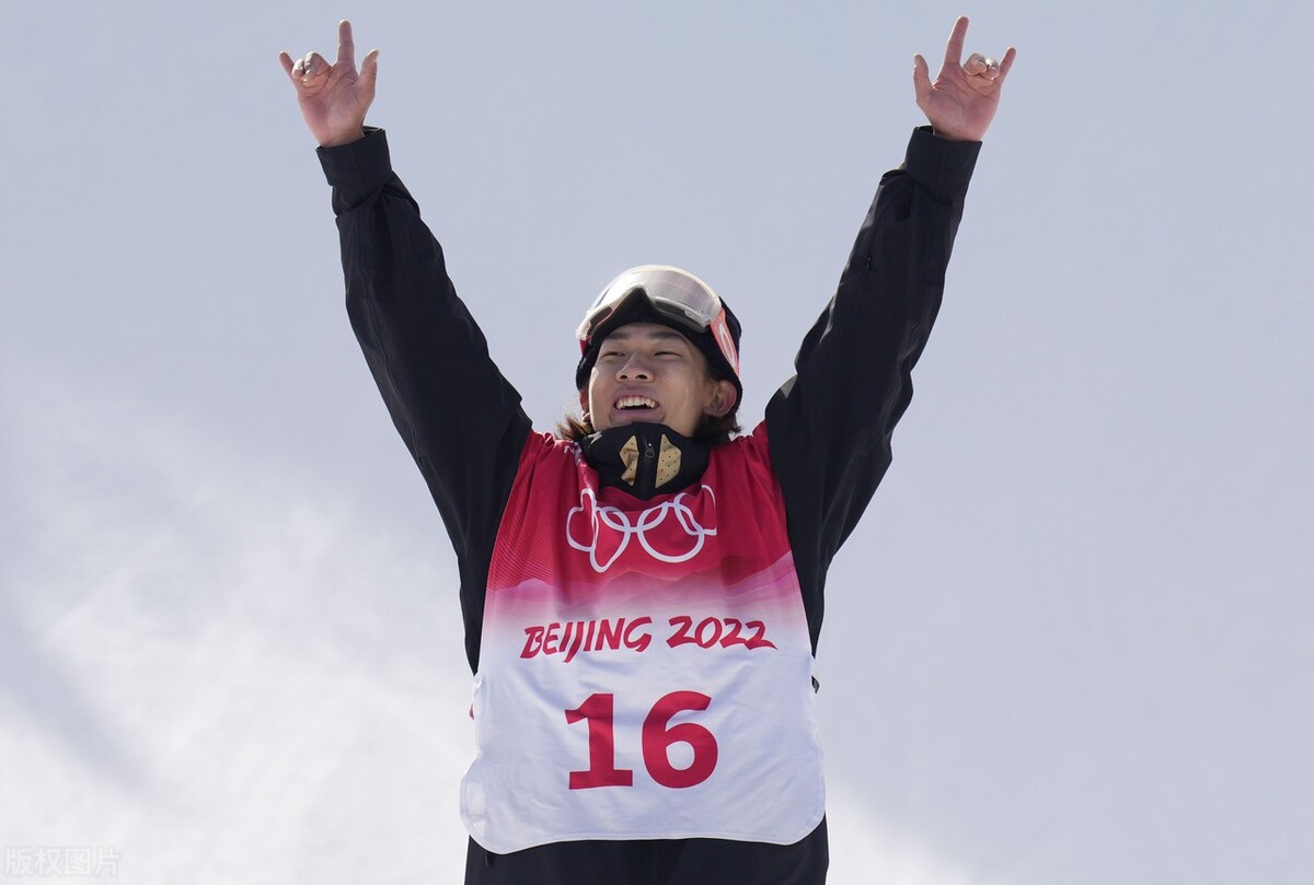 苏翊鸣拿金牌与教练相拥而泣“我爱你”，向佐藤教练学“不偏心”