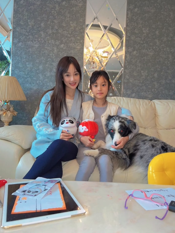 李小璐携女儿助力冬奥会，9岁甜馨手绘冰墩墩雪容融，真心灵手巧