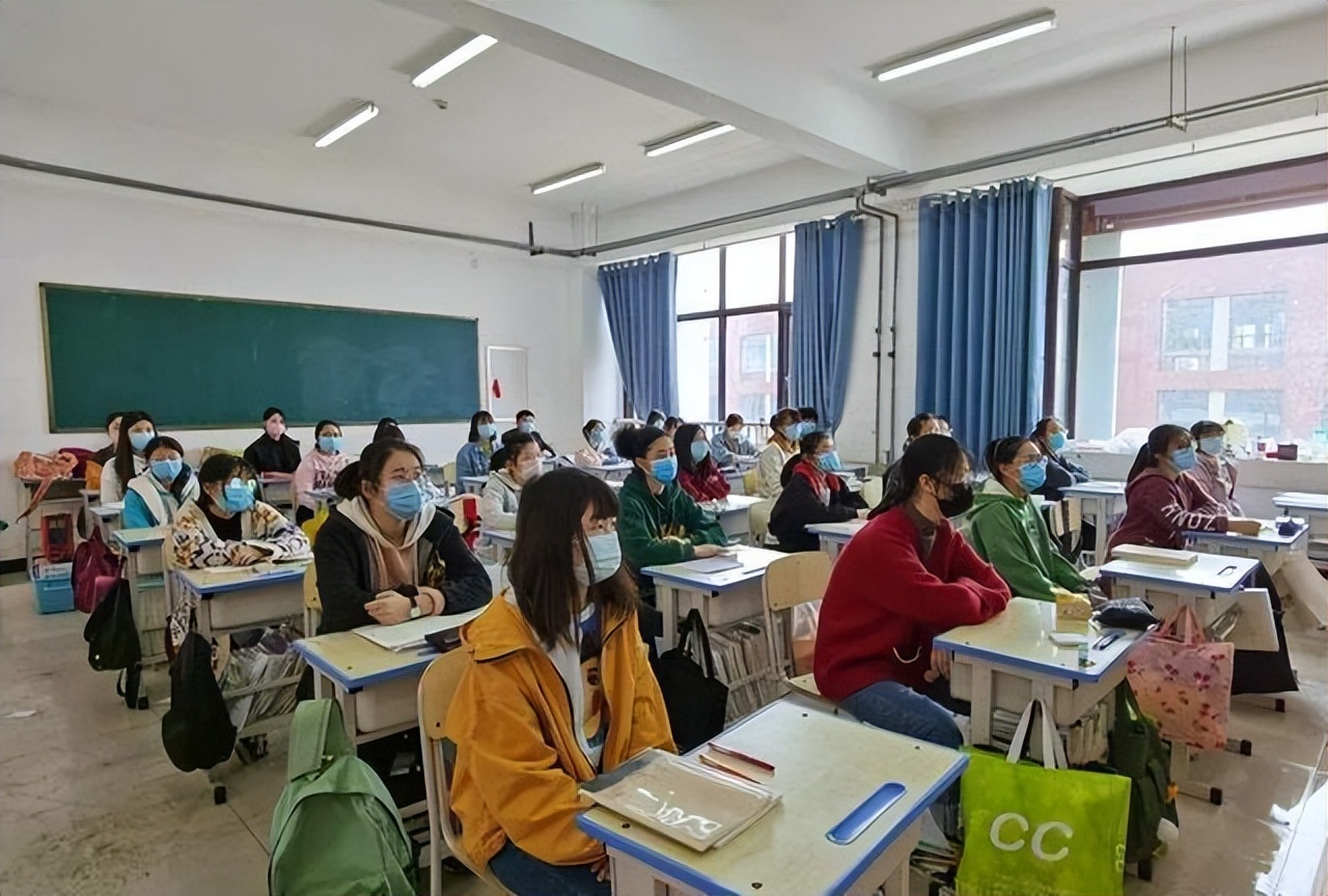 全国多地中小学停课，高考是否会推迟？高中班主任给出预测