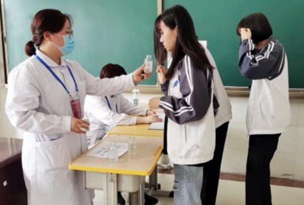 高考体检要“脱光”检查？高三党瑟瑟发抖，医生笑着给出解释