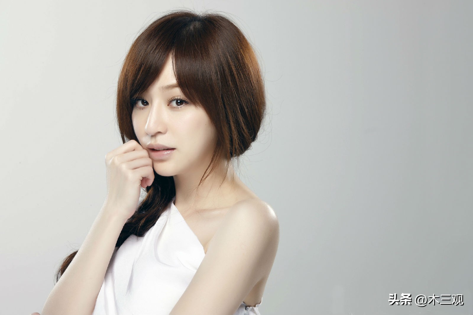 被爆私密照，只嫁外国男，这四位“吸渣体质”女星，真是被害惨了