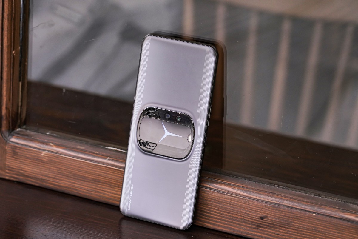 玩游戏这样才快乐，“性能霸王龙”联想拯救者Y90上手实测