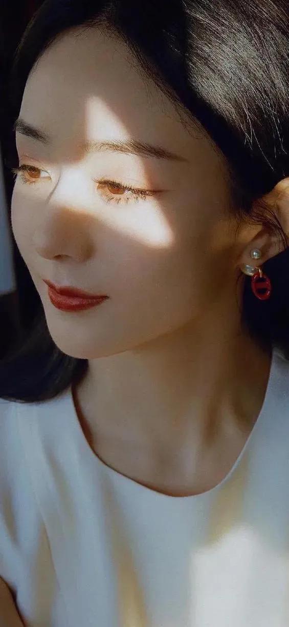 女星赵丽颖—巧笑嫣然，淡妆点缀，瓷肌红唇，漂亮的不像话